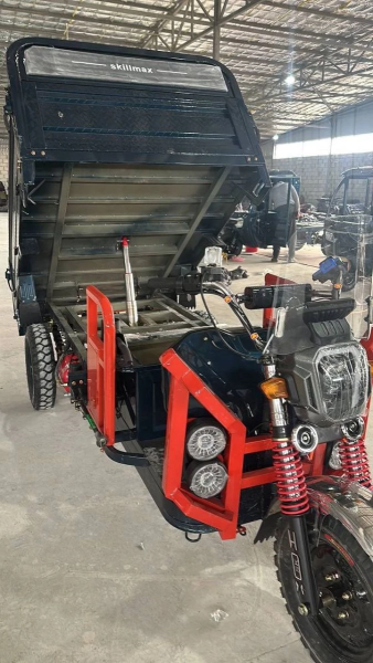 Грузовой электротрицикл VOLTOR D5 гидравлика 1800 (72V 68Ah)